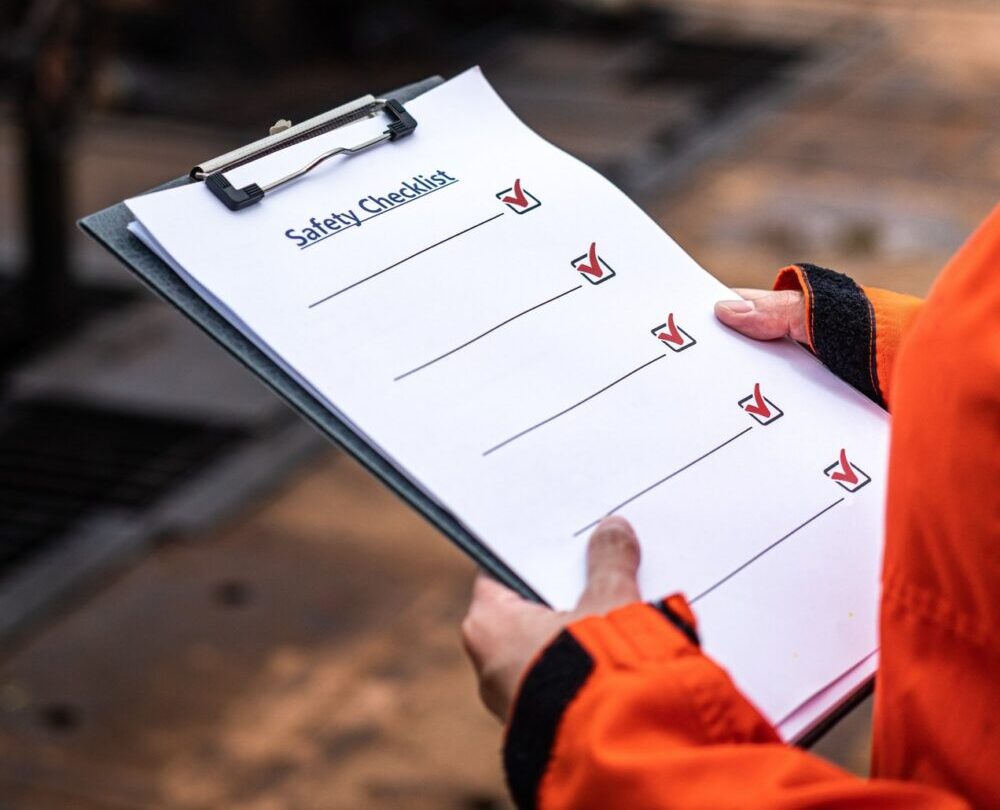 Preventiemedewerker die kennis heeft van de Arbowet- en regelgeving en deze toepast op praktijksituaties binnen de school.