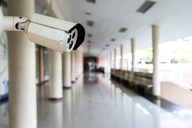 Camera als metafoor voor sociale veiligheid, toezicht en criminaliteit in een schoolomgeving