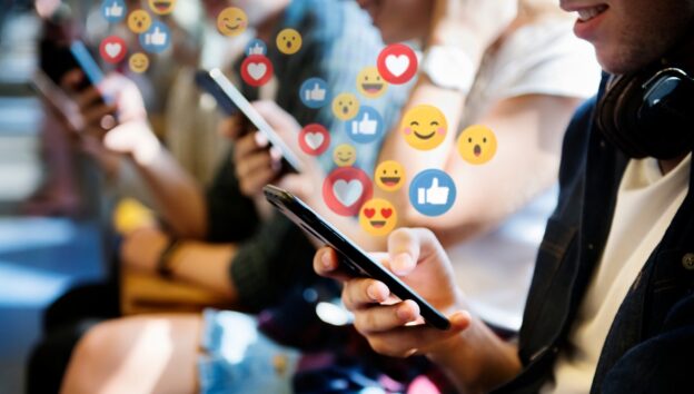 Personen die sociale media gebruiken, waar ook online incidenten kunnen plaatsvinden.