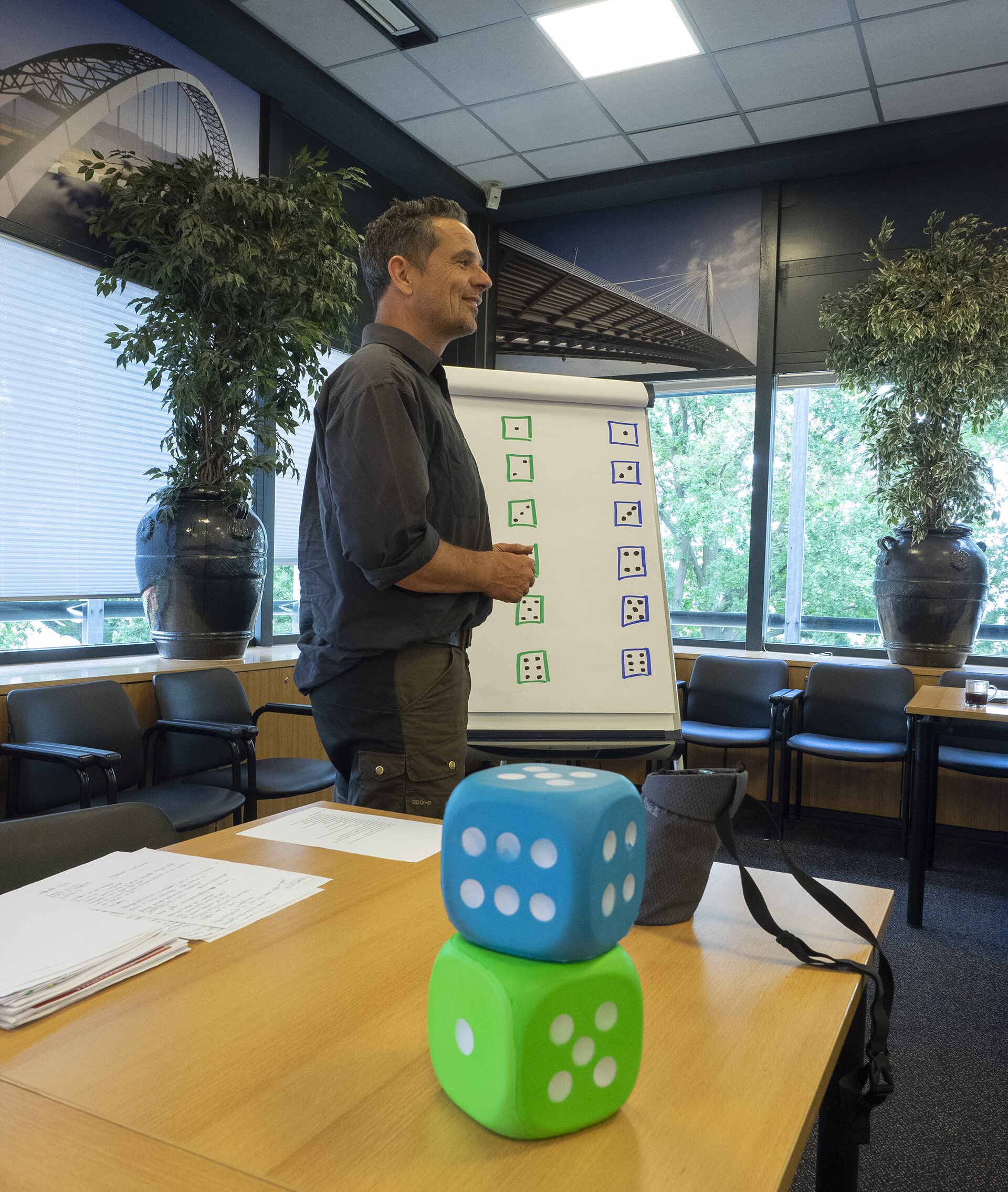 Docent geeft een training en is aan het woord