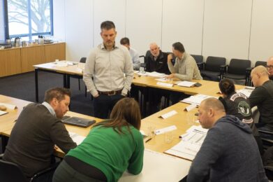 Deelnemers volgen actief de cursus 'Facility Management in het onderwijs'