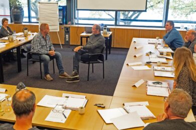Training waarbij deelnemers oefenen met leidinggeven aan een team, in een interactieve setting