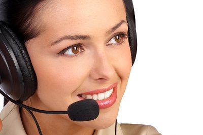 Vrouw met een koptelefoon en microfoon die aan het telefoneren is