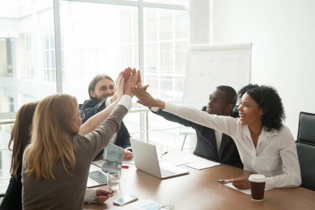 Teamleden die samen een succesvol project uitvoeren