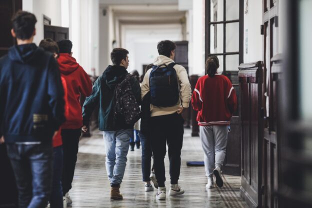 Jongens lopen in de gang en volgen de schoolregels
