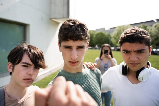 Drie jongens die hun eigen straatcultuur uitdragen, maar al snel een verkeerde toon aanslaan