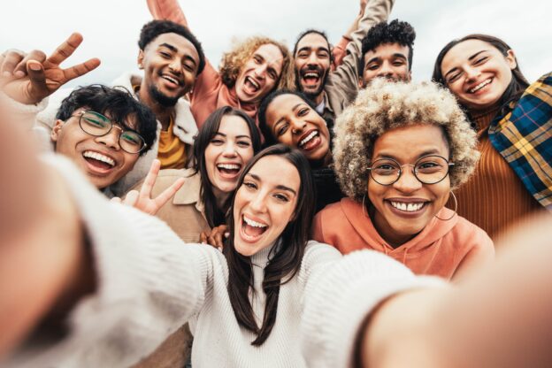 Diverse groep mensen met verschillende achtergronden