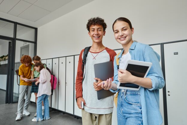 Leerlingen bewegen en communiceren met elkaar in een schoolomgeving