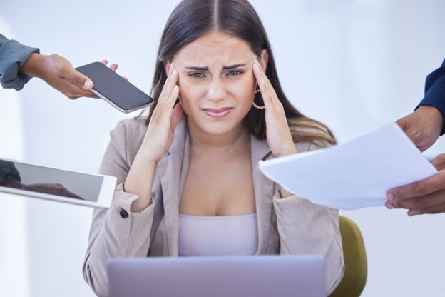 rouw gooit haar handen in het haar, overweldigd door de hoeveelheid werk die zich heeft opgestapeld