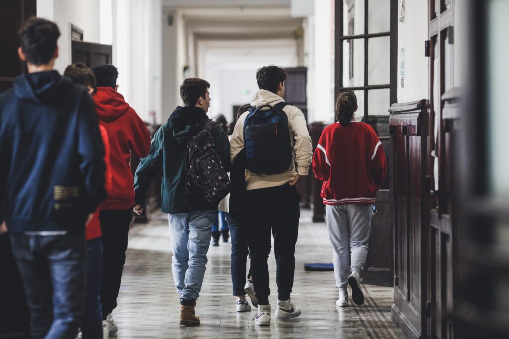 Leerlingen van verschillende culturen lopen door de school.