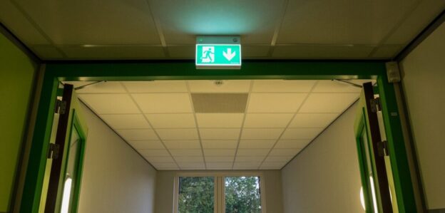 Crisisteam in het onderwijs overlegt tijdens een noodsituatie