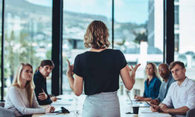 :eidinggevende voor tafel met collega's
