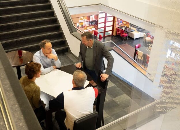 Overleg tussen onderwijsprofessionals over personeelsbeleid, formatie en planning in het voortgezet onderwijs.