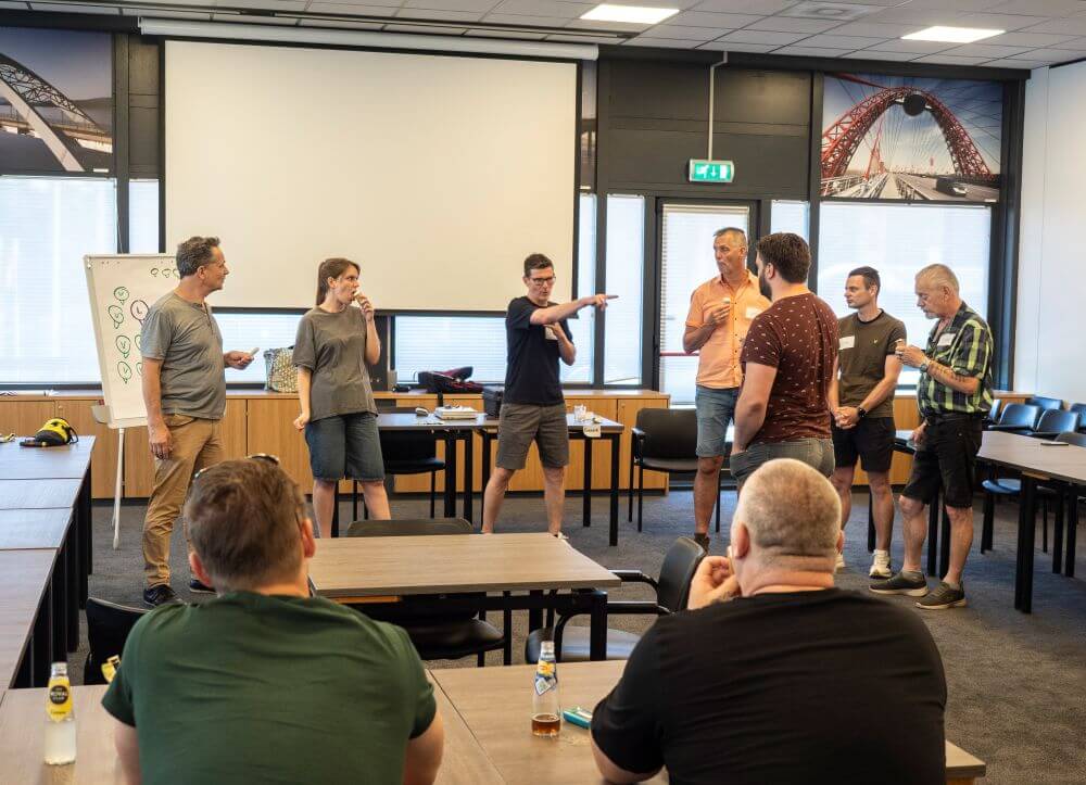 Groep volwassenen in vergaderruimte tijdens interactieve workshop